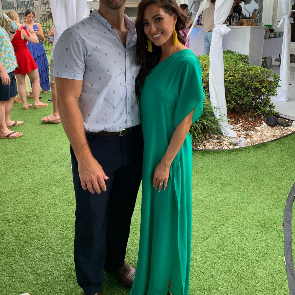 Green maxi dress. Slit. Crepe material.